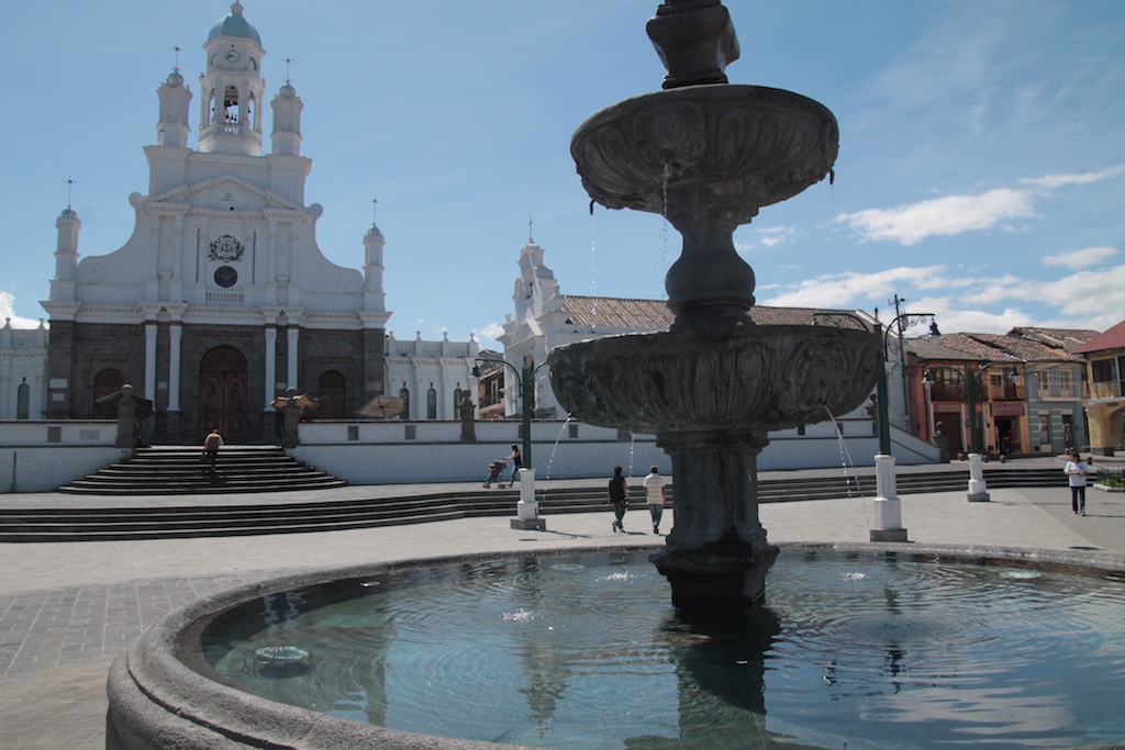 Iglesia y plaza central de Sangolquí, cantón Rumiñahui